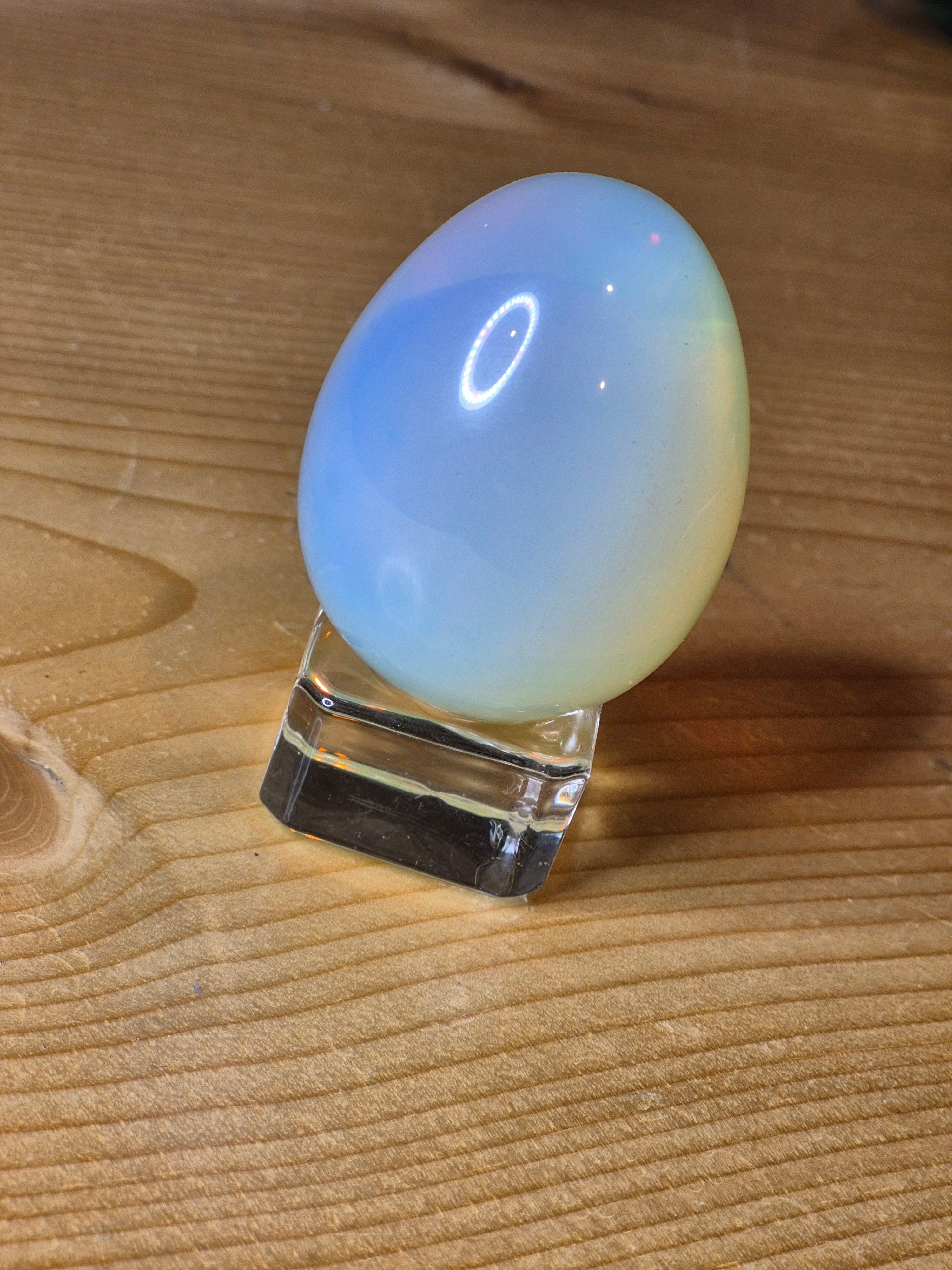 Œuf d'opalite avec base