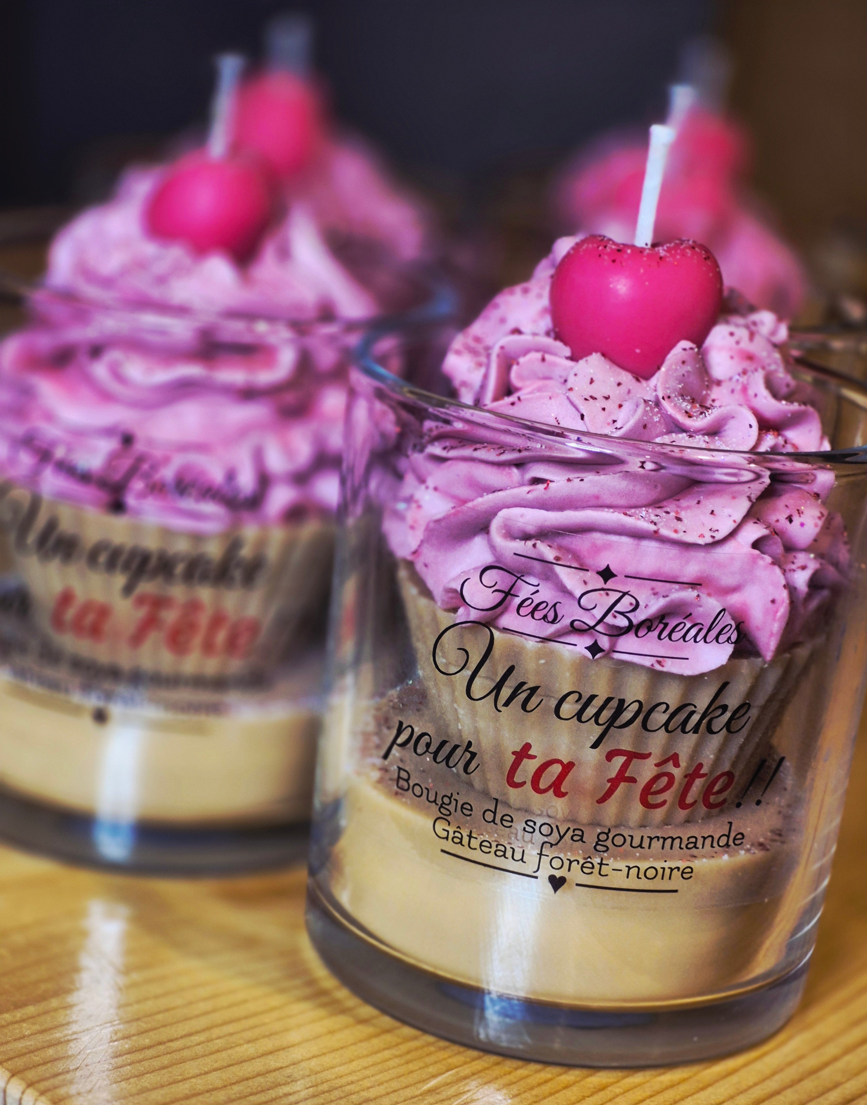 Bougie Gourmande Un Cupcake pour ta Fête – Gâteau forêt-noire, finition chantilly mauve avec cœur