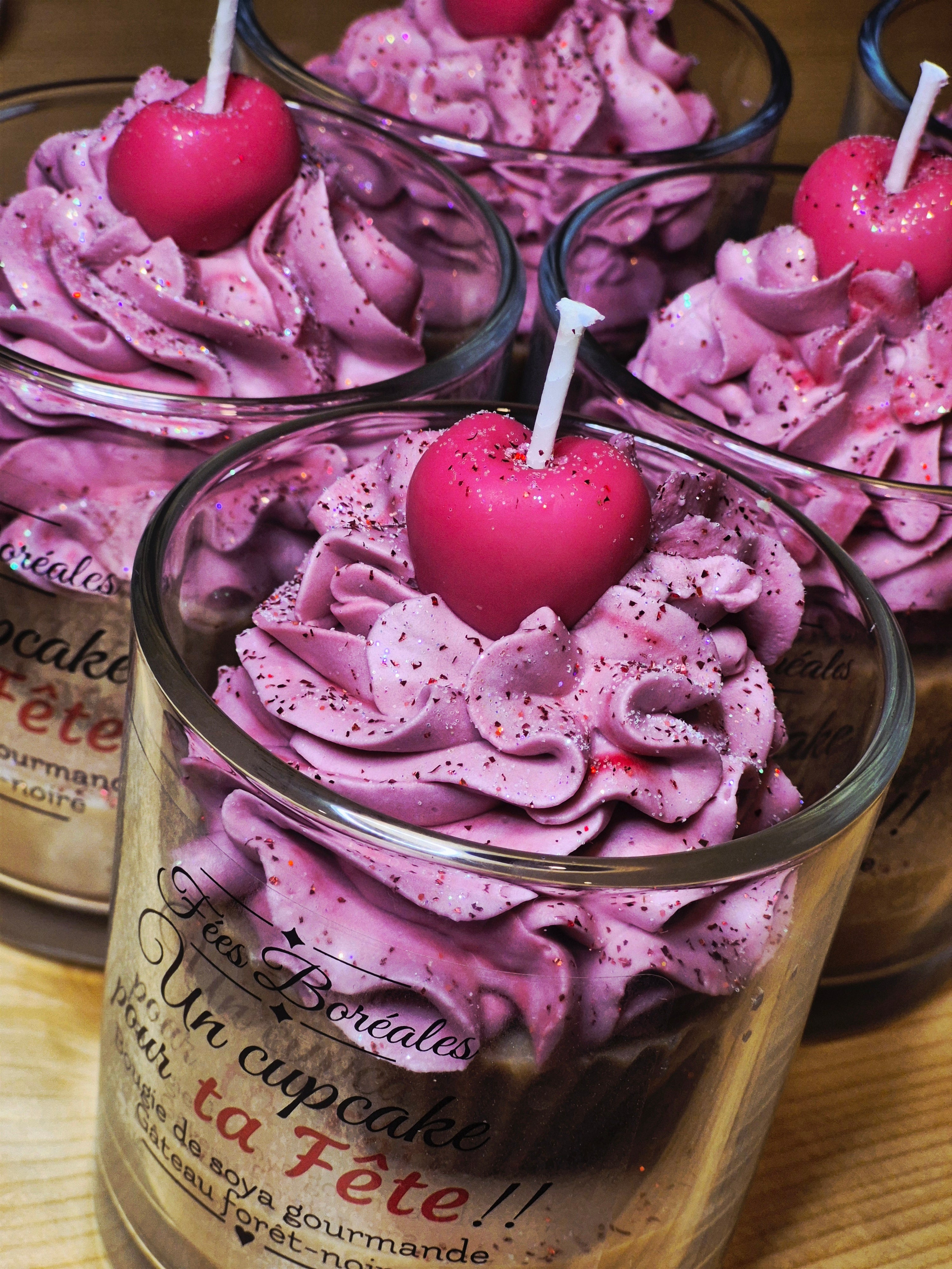 Bougie Gourmande Un Cupcake pour ta Fête – Vue du dessus, finition chantilly mauve
