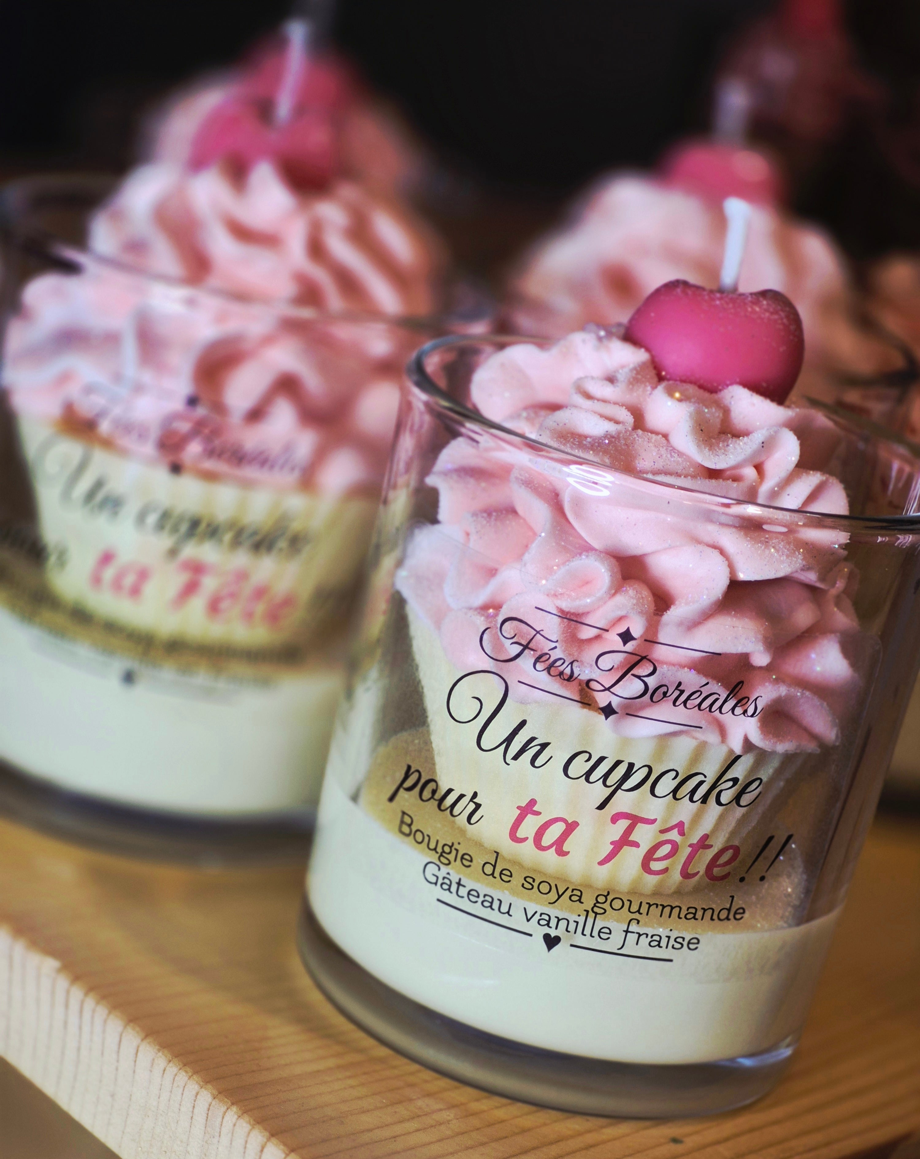 Bougie Gourmande Un Cupcake pour ta Fête – Vanille fraise, finition chantilly rose avec cœur