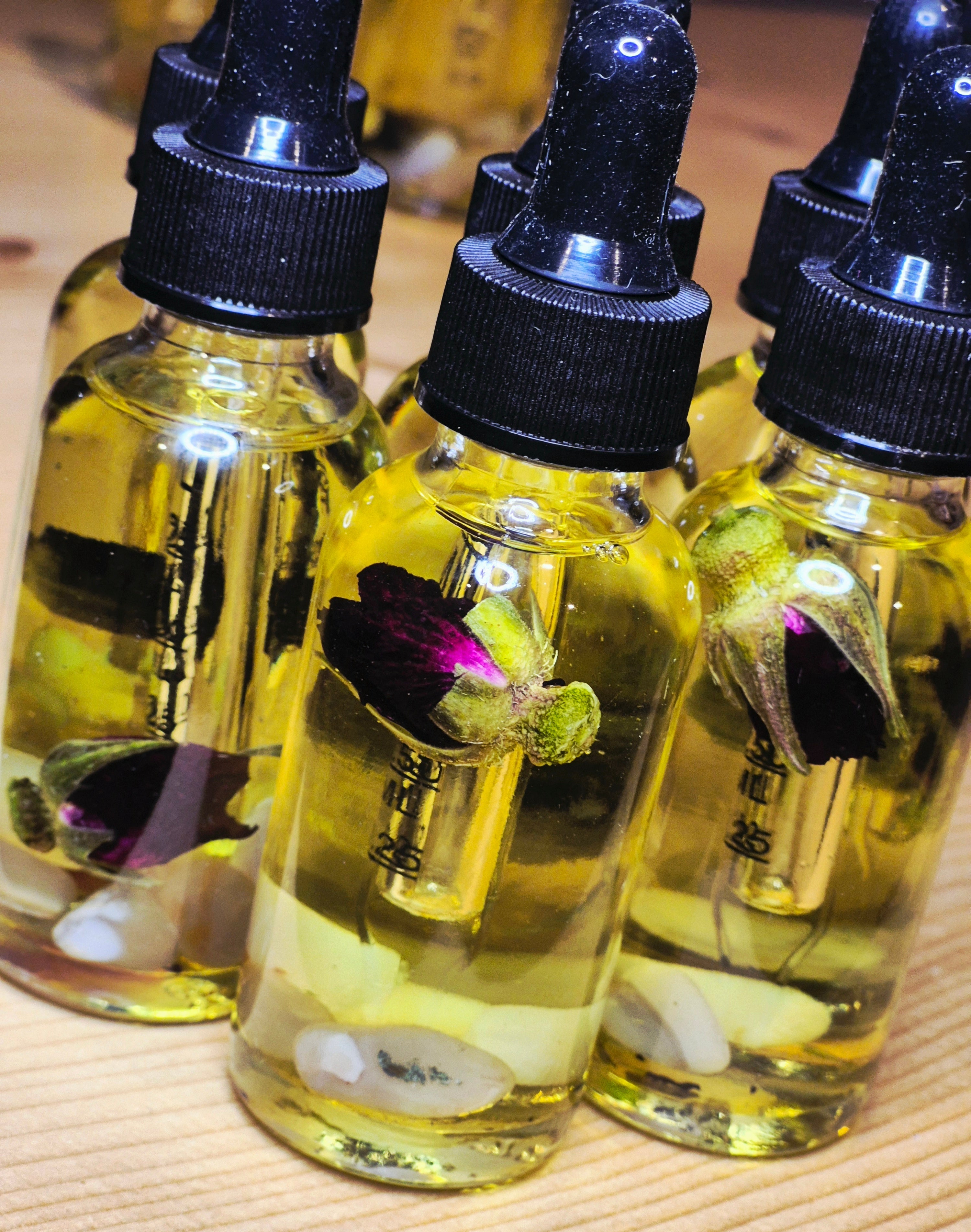 Huile de bain Féminin Sacré – flacons avec fleurs