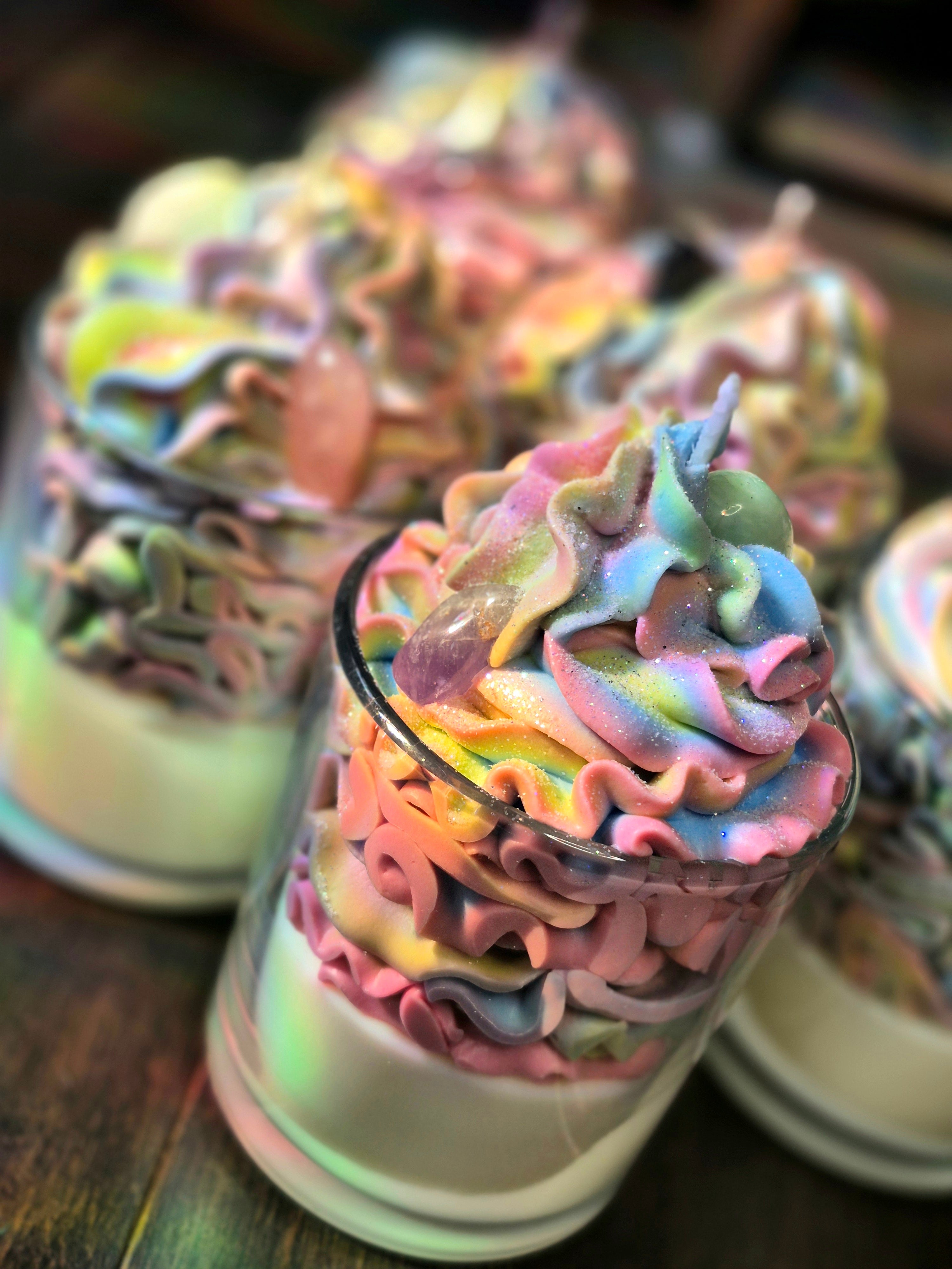 Bougie Chantilly Arc-en-Ciel Enchanté – tourbillons pastel multicolores avec paillettes